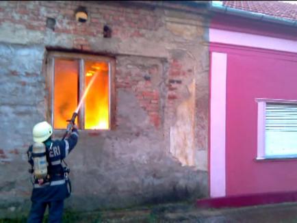 O casă din Oradea a luat foc de la un cablu electric defect (VIDEO)